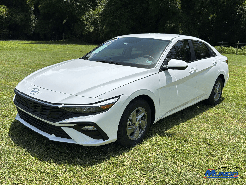 2025 Hyundai Elantra SE's photo