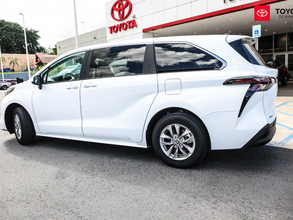 2025 Toyota Sienna LE photo 9