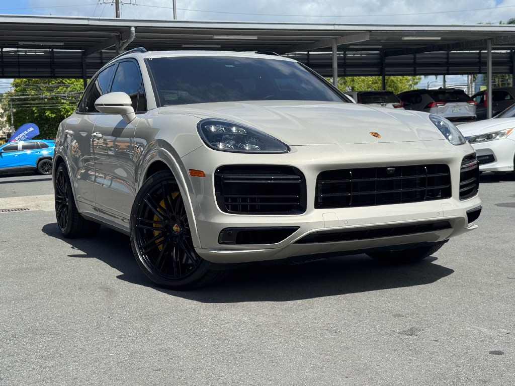 2023 Porsche Cayenne Turbo S E-Hybrid's photo